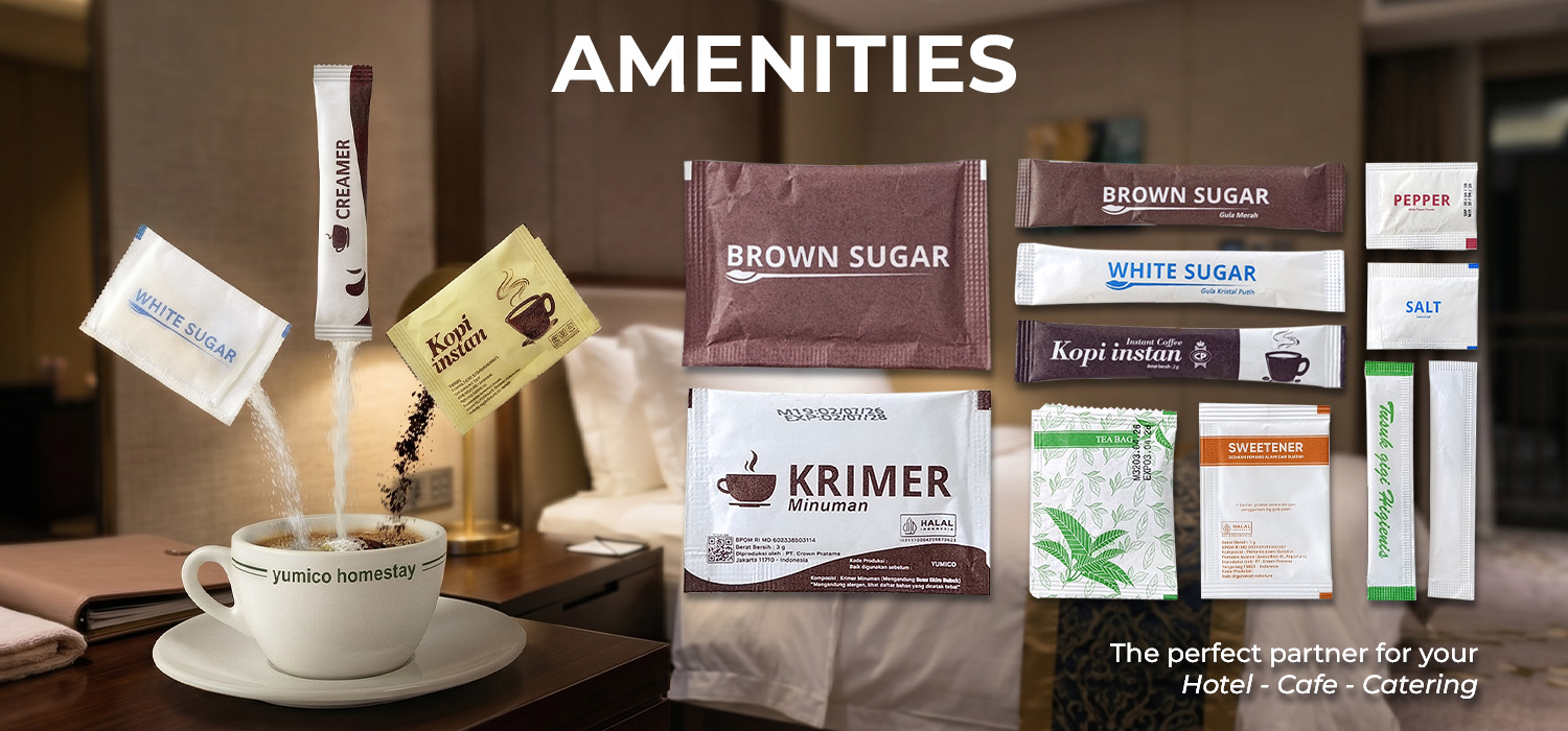 Banner website Yumico menampilkan berbagai amenitas hotel seperti kopi instan, krimer, gula putih, brown sugar, sweetener, teh, serta bumbu saset dengan latar belakang kamar hotel mewah.