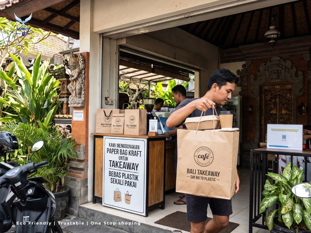 Paper Bag Kraft Pengganti Kantong Kresek Paper bag kraft sebagai pengganti kantong plastik sekali pakai untuk layanan takeaway cafe di Bali.